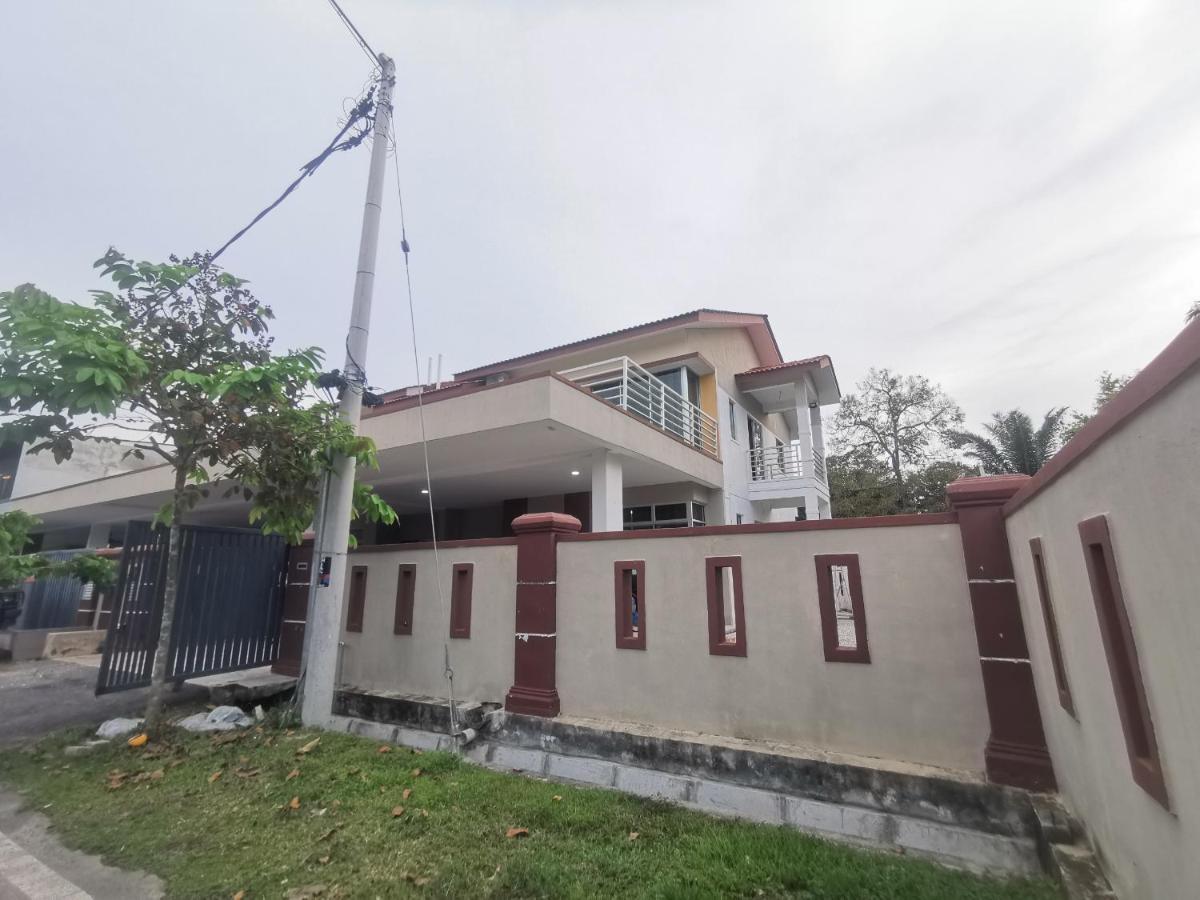 Oyo Homes 90524 D'J Pegaso Serom Homestay Muar Exteriör bild