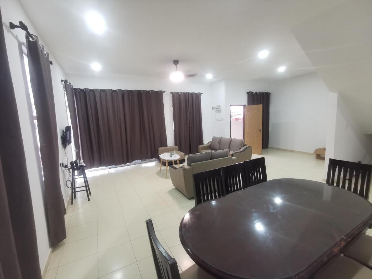 Oyo Homes 90524 D'J Pegaso Serom Homestay Muar Exteriör bild